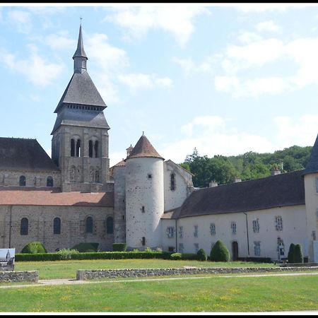Gîte AU BORD DE L'EAU jusqu'à 8 personnes Chambon-sur-Voueize Exterior foto