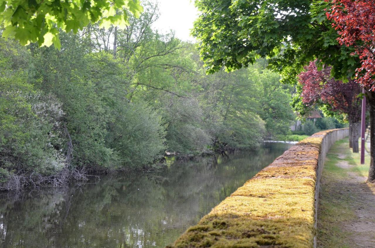 Gîte AU BORD DE L'EAU jusqu'à 8 personnes Chambon-sur-Voueize Exterior foto