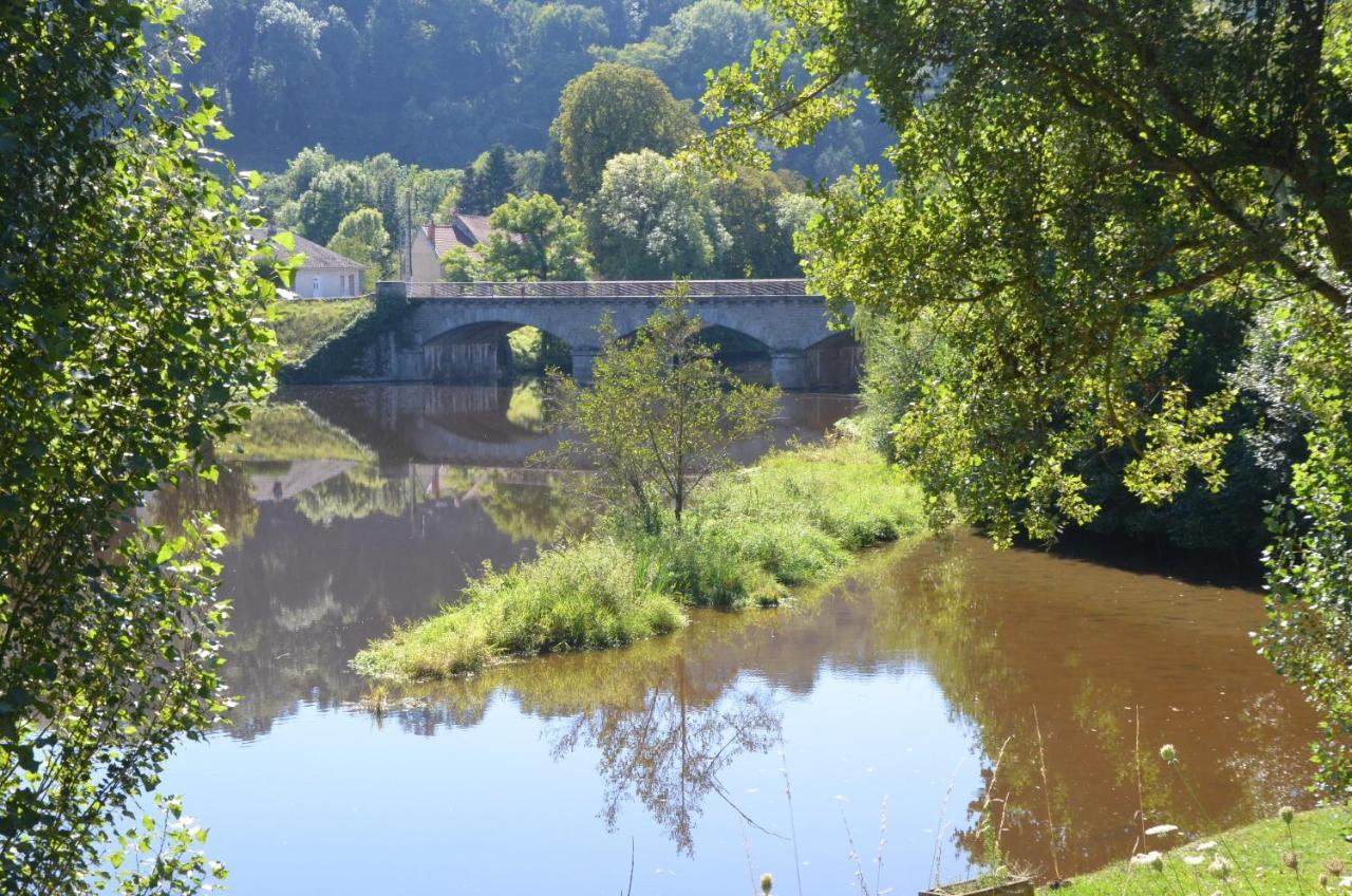 Gîte AU BORD DE L'EAU jusqu'à 8 personnes Chambon-sur-Voueize Exterior foto
